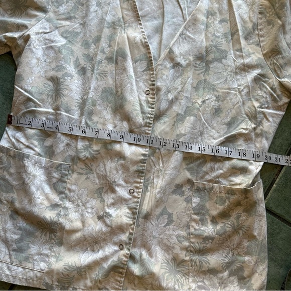 VTG Long Sleeve Cardigan Scrub Top
Good condition - Picture 8 of 8